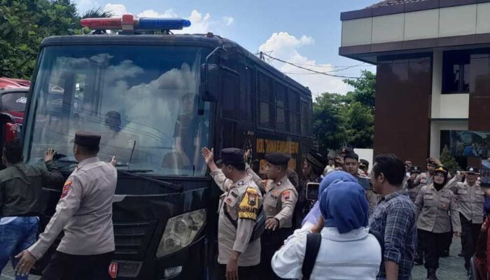 EMOSI MEMUNCAK! Mobil Tahanan Pelaku Pengeroyokan Remaja di Pati Dilempari Sandal, Keluarga Korban Tuntut Hukuman Maksimal