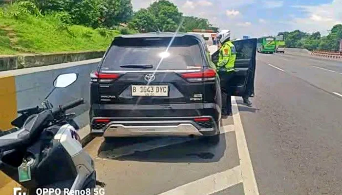 Viral! Innova Zenix Tabrak Motor di Karawang, Pelaku Diamankan Polisi di Tol Japek KM 55