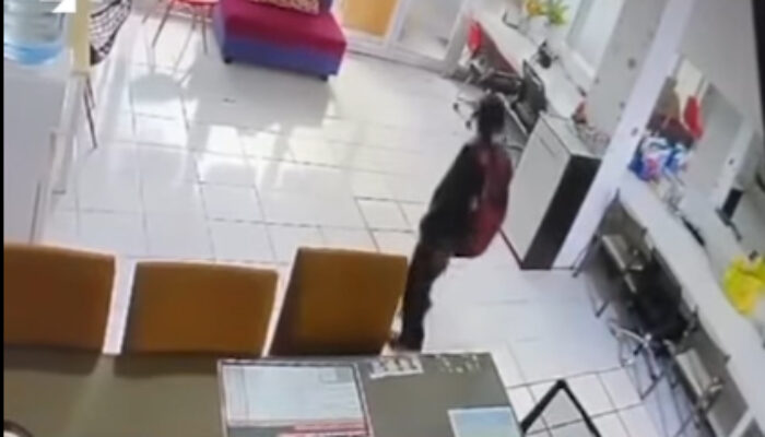 Viral! Nenek Diduga Curi TV di Jatinegara, Aksi Santai Terekam CCTV Bikin Publik Tercengang