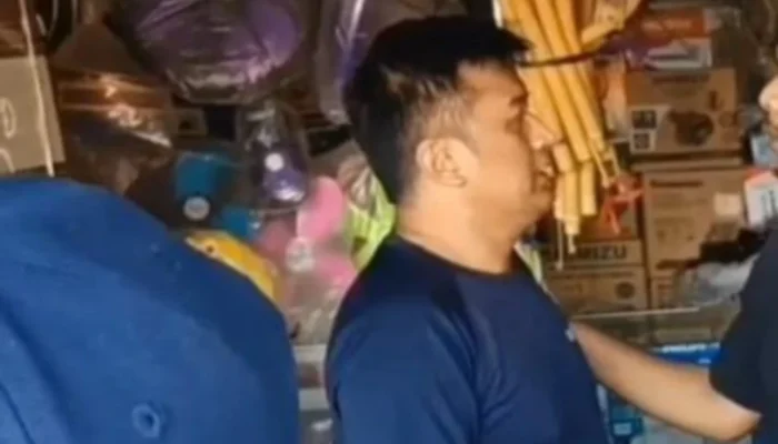 Warga Cirebon Segel Toko Pelaku Penculikan Anak, Spanduk “Usir Predator” Terpasang di Jalur Pantura