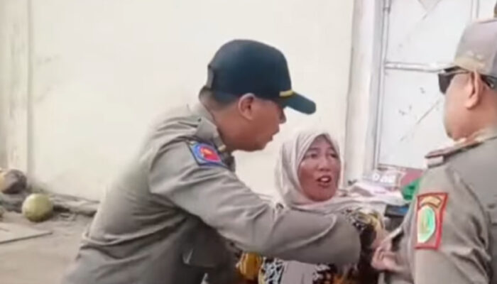 Ricuh Penertiban PKL di Pelabuhan Pasuruan, Satpol PP Diancam Linggis: Petugas Tetap Bertindak Tegas