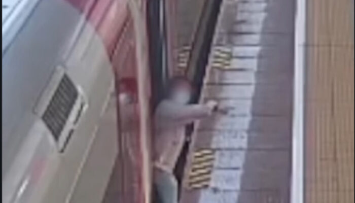 Viral Penumpang Tahan Pintu Whoosh, KCIC Tegas: Berisiko Rusak Kereta & Rugikan Ratusan Penumpang