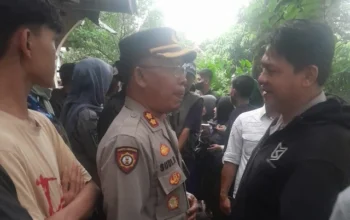 Polisi meninjau titik awal terjatuhnya korban yang hanyut di Sungai Cibanjaran, Kecamatan Banjaran, Kabupaten Bandung, Rabu (15/4/2026)