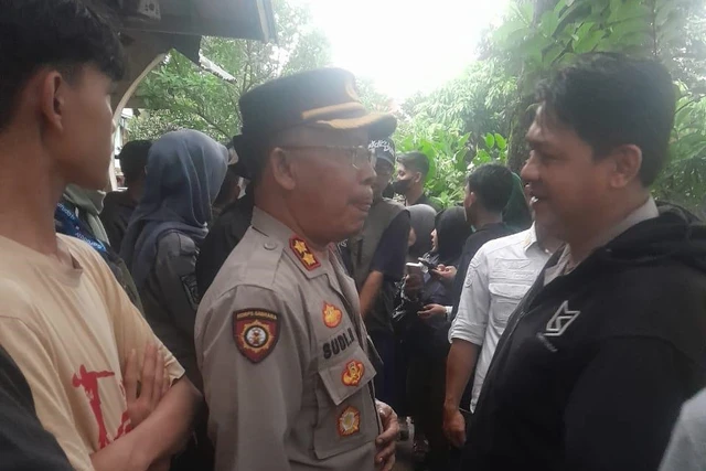 Polisi meninjau titik awal terjatuhnya korban yang hanyut di Sungai Cibanjaran, Kecamatan Banjaran, Kabupaten Bandung, Rabu (15/4/2026)