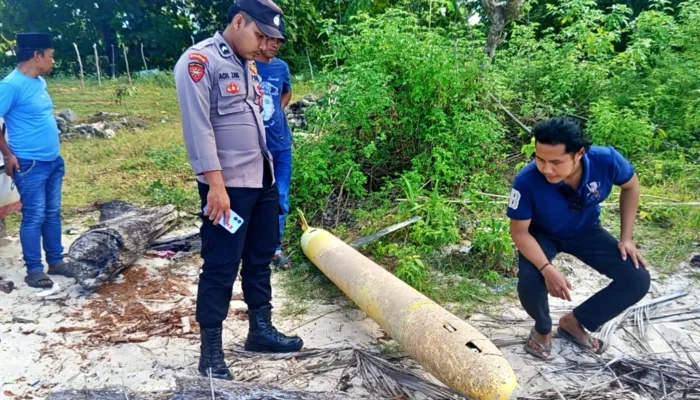 Geger! Warga Kangean Sumenep Temukan Benda Diduga Torpedo di Pantai, Polisi Langsung Sterilkan Lokasi