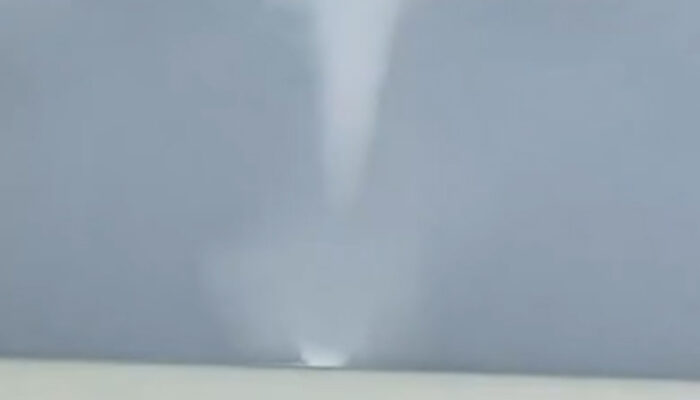 Viral! Pusaran Angin Mirip Tornado di Suramadu, BMKG Ungkap Fenomena Langka Waterspout