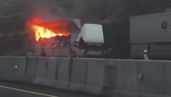 Truk Tronton Muat Paket Shopee Terbakar di Tol Semarang-Solo, Api Diduga Muncul dari Dalam Bak