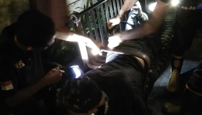 Viral! Nasib Sial, Pria Terjebak di Kursi Taman Depan Polres Salatiga, Damkar Turun Tangan Evakuasi