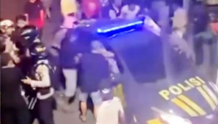 Viral Mobil Polisi Dikerubungi Warga di Tebet, Polisi Tegaskan Bukan Tabrak Lari: Ini Fakta Sebenarnya