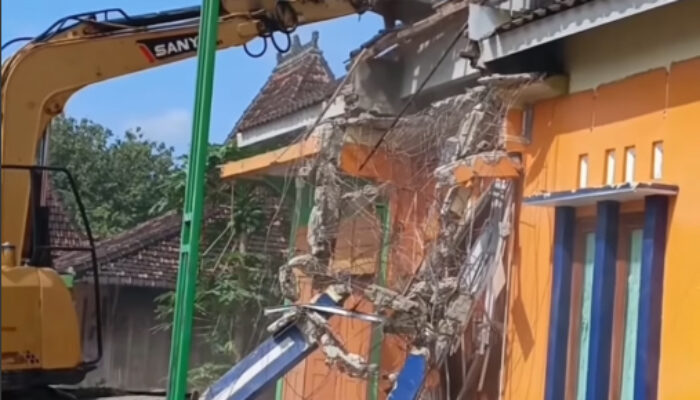 Viral! Rumah di Pati Dirobohkan Pakai Ekskavator, Diduga Dipicu Kisah Mantan Istri Terima Lamaran