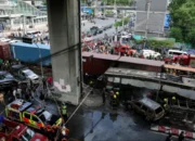 8 Tewas dalam Tabrakan Kereta dan Bus di Bangkok, Video Kejadian Viral