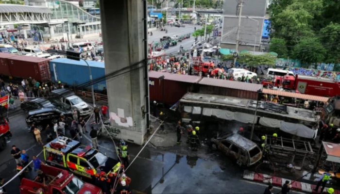 8 Tewas dalam Tabrakan Kereta dan Bus di Bangkok, Video Kejadian Viral