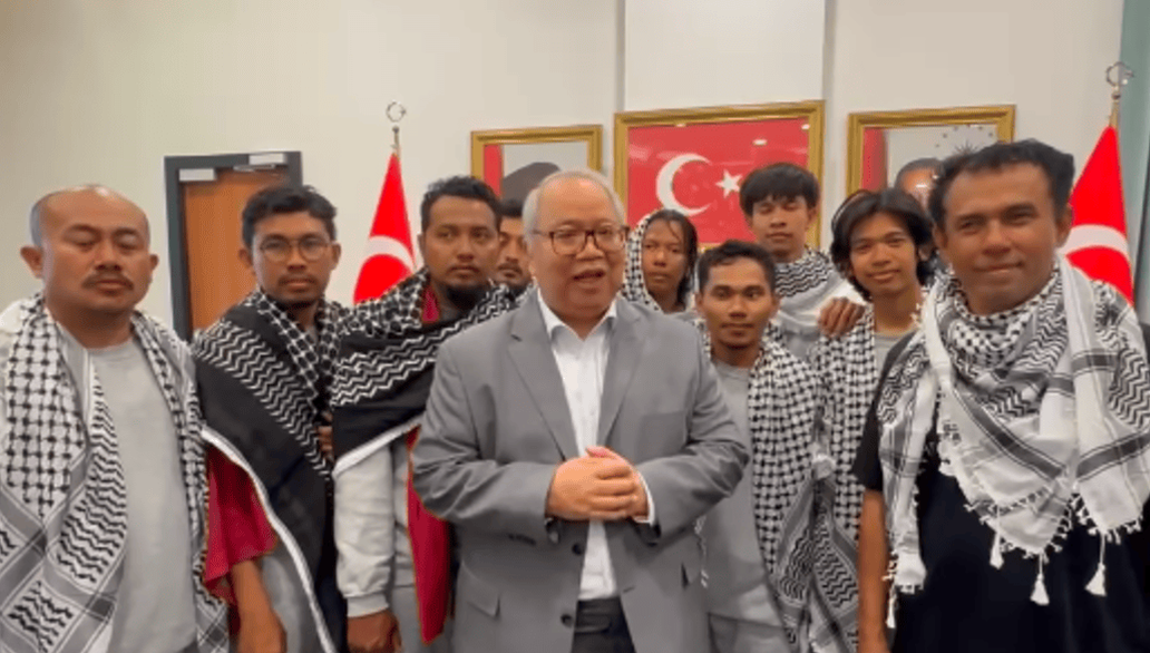 9 WNI yang sempat ditahan Israel, kini berada di Istanbul Turkiye, Kamis (21/5/2026) waktu setempat. (Akun Instagram Menlu RI Sugiono)