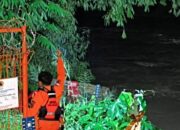 Petugas BPBD Kota Bekasi saat sedang melakukan pemantauan tinggi muka air disekitar P2C Kalo Bekasi. Senin (4/5/2026).(Dok: Akun instagram BPBD Kota Bekasi)