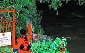 Petugas BPBD Kota Bekasi saat sedang melakukan pemantauan tinggi muka air disekitar P2C Kalo Bekasi. Senin (4/5/2026).(Dok: Akun instagram BPBD Kota Bekasi)