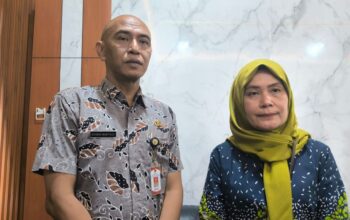 Pengawas Farmasi dan Makanan Ahli Muda BPOM Jember Yusita Harminingsih dan Ketua Satgas MBG Pemkab Jember Ahmad Imam Fauzi.(KOMPAS.com/Mega Silvia)