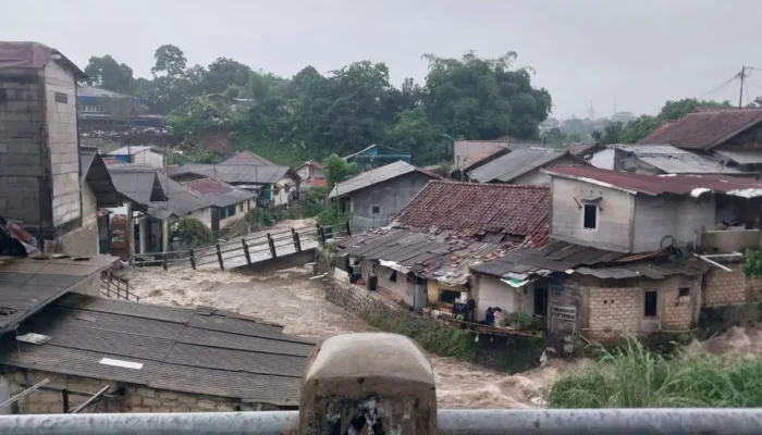Banjir Bogor Barat! Jembatan Penghubung Ambruk Diterjang Luapan Kali Cikaret, Puluhan Rumah Terdampak