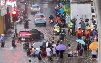Kondisi banjir di Kawasan Seskoal, Jakarta, Senin (4/5/2026). Foto: Aditia Noviansyah/kumparan