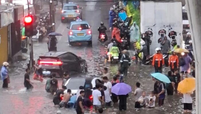 Jaksel Diterjang Hujan Deras! Genangan 60 Cm Lumpuhkan Lalu Lintas, KRL Sempat Terganggu