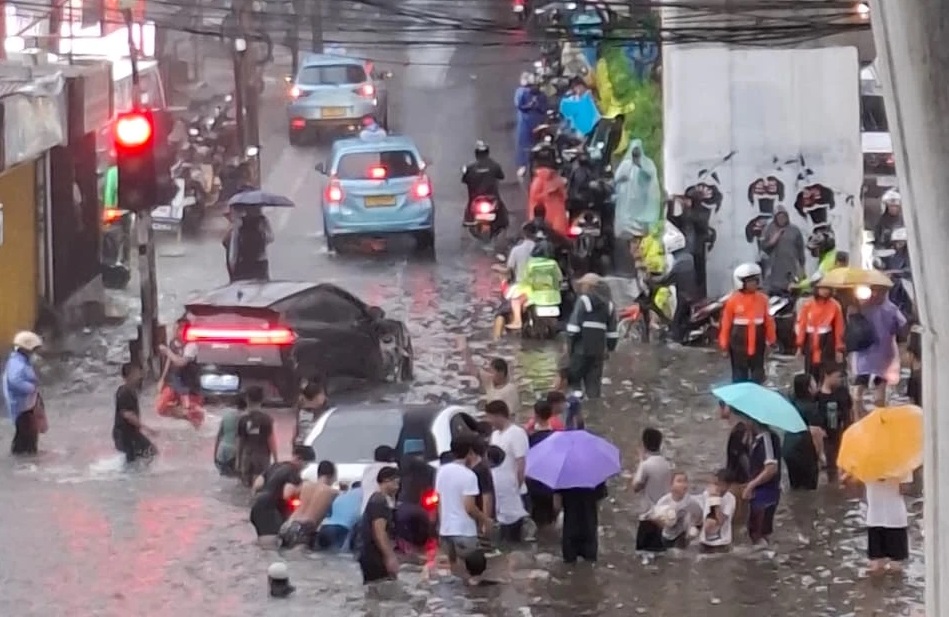 Kondisi banjir di Kawasan Seskoal, Jakarta, Senin (4/5/2026). Foto: Aditia Noviansyah/kumparan