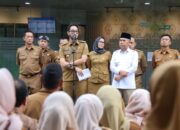 Bupati Bandung Barat, Jeje Ritchie Ismail memberikan arahan kepada ASN yang bertugas di pelayanan publik.(Dok. Prokompim Pemkab Bandung Barat)
