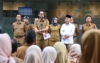 Bupati Bandung Barat, Jeje Ritchie Ismail memberikan arahan kepada ASN yang bertugas di pelayanan publik.(Dok. Prokompim Pemkab Bandung Barat)
