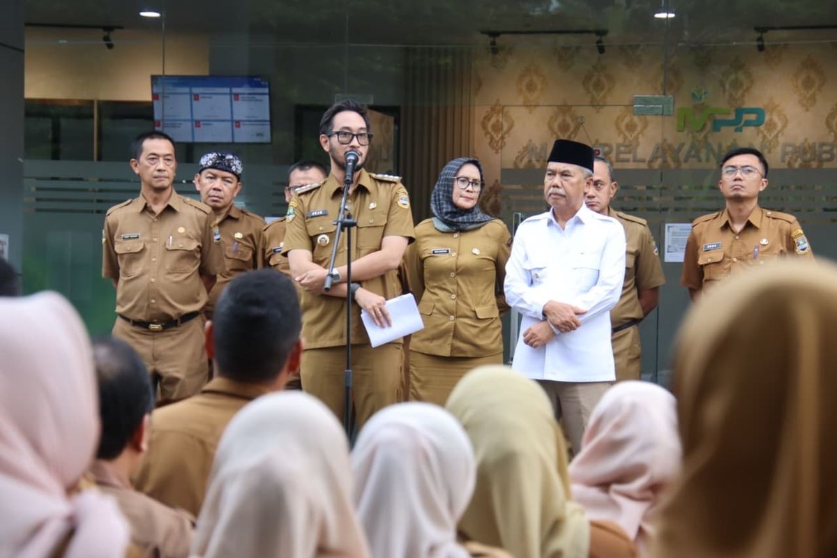 Bupati Bandung Barat, Jeje Ritchie Ismail memberikan arahan kepada ASN yang bertugas di pelayanan publik.(Dok. Prokompim Pemkab Bandung Barat)