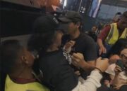 Di tengah penampilan energik, vokalis Burgerkill, Vicky Mono