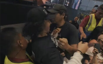 Di tengah penampilan energik, vokalis Burgerkill, Vicky Mono