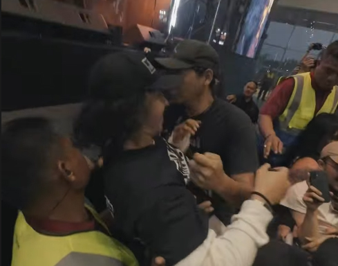 Di tengah penampilan energik, vokalis Burgerkill, Vicky Mono