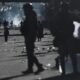 Seorang polisi militer berjalan melewati jalan yang dipenuhi bebatuan berserakan, sementara seorang anak berdiri di tengah lokasi aksi protes terhadap pemerintahan Presiden Rodrigo Paz di El Alto, Bolivia, Sabtu (16/5/2026). Bentrokan pecah saat aparat berupaya membongkar blokade jalan yang telah melumpuhkan akses menuju La Paz selama hampir dua pekan di tengah krisis ekonomi dan bahan bakar yang berlangsung di negara tersebut. (REUTERS/Claudia Morales)