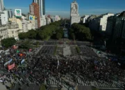 Argentina Bergolak! Puluhan Ribu Mahasiswa Turun ke Jalan Protes Pemangkasan Anggaran Pendidikan oleh Javier Milei