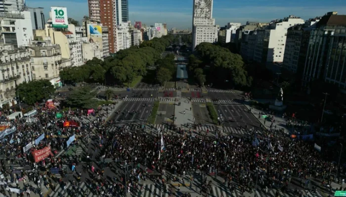 Argentina Bergolak! Puluhan Ribu Mahasiswa Turun ke Jalan Protes Pemangkasan Anggaran Pendidikan oleh Javier Milei