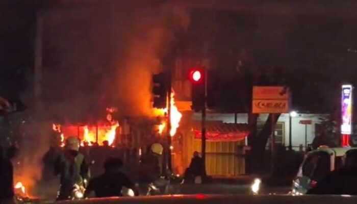 Ricuh di Tamansari Bandung: Massa Bakar Pos Polisi, Jalan Lumpuh—Polisi Tegaskan Aksi Kriminal Berbahaya