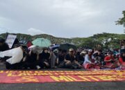Diguyur Hujan Deras, Ribuan Buruh dan Mahasiswa Kepung Balai Kota Malang: Tolak UU Cipta Kerja hingga Tuntut Pendidikan Gratis
