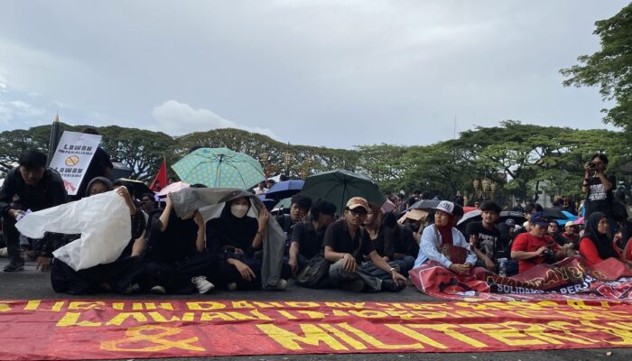 Diguyur Hujan Deras, Ribuan Buruh dan Mahasiswa Kepung Balai Kota Malang: Tolak UU Cipta Kerja hingga Tuntut Pendidikan Gratis