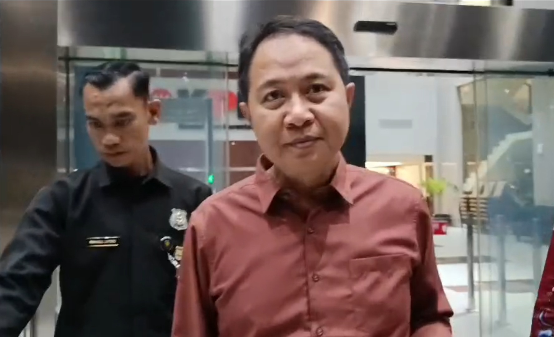 Direktur Jenderal Penyelenggaraan Haji dan Umrah, Hilman Latief di periksa KPK (21/5)