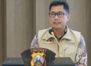 Direktur Pendidikan dan Pelatihan Antikorupsi ACLC KPK, Yonathan Demme Tangdilintin saat memberikan pelatihan bagi Polisi di Jawa Timur