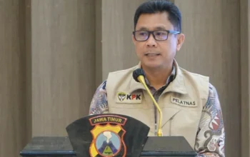 Direktur Pendidikan dan Pelatihan Antikorupsi ACLC KPK, Yonathan Demme Tangdilintin saat memberikan pelatihan bagi Polisi di Jawa Timur