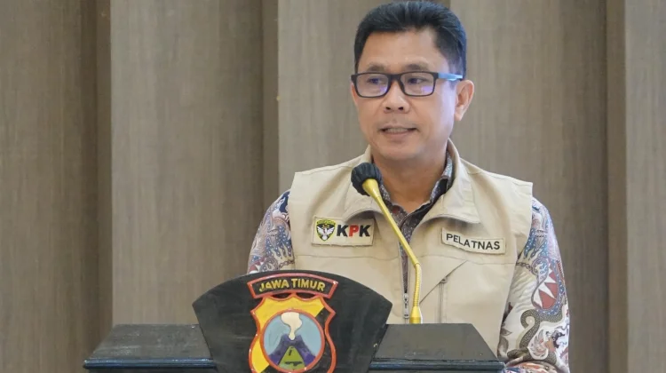 Direktur Pendidikan dan Pelatihan Antikorupsi ACLC KPK, Yonathan Demme Tangdilintin saat memberikan pelatihan bagi Polisi di Jawa Timur