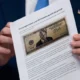 Menteri Keuangan AS Scott Bessent mengangkat artikel Washington Post tentang usulan uang kertas 250 dolar dengan potret Presiden AS Donald Trump saat konferensi pers di Gedung Putih di Washington, D.C., AS, Kamis (28/5/2026). Foto: Kent Nishimura