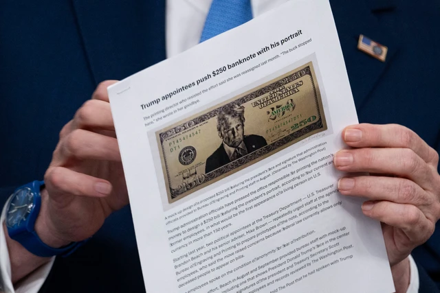 Menteri Keuangan AS Scott Bessent mengangkat artikel Washington Post tentang usulan uang kertas 250 dolar dengan potret Presiden AS Donald Trump saat konferensi pers di Gedung Putih di Washington, D.C., AS, Kamis (28/5/2026). Foto: Kent Nishimura