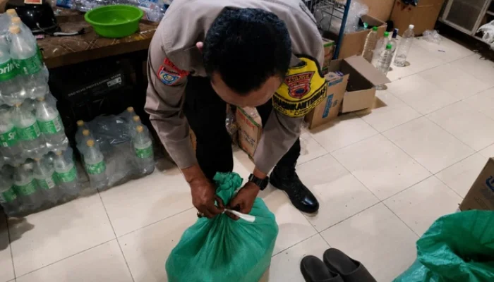 Polisi Gerebek Penjual “Es Moni” di Kudus, Puluhan Botol Miras Disita dari Desa di Undaan