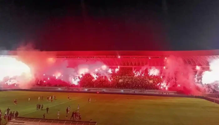Euforia Persis Solo Berujung Ricuh, Flare dan Bom Asap Picu 8 Penonton Sesak Napas