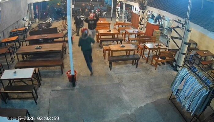 Viral! Gerombolan Diduga Gangster Bercelurit Serbu Warkop di Porong Sidoarjo, Pengunjung Panik Berhamburan