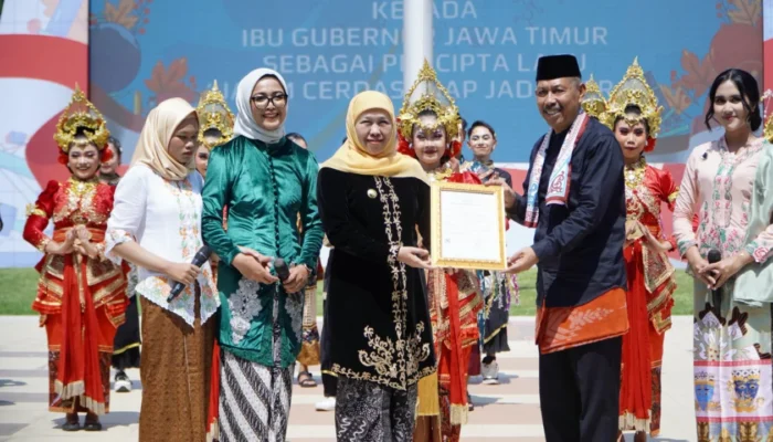 Hardiknas 2026 Jatim Penuh Gebrakan! Khofifah Luncurkan 40 Sekolah Berintegritas dan Tegaskan Pendidikan Berkarakter