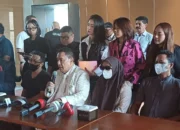 FOTO : Konferensi pers pengacara Hotman Paris bersama korban pencabulan oleh kiai di salah satu pondok pesantren di Pati yang dilaksanakan di Kelapa Gading, Jakarta Utara, Kamis (7/5/2026)(KOMPAS.com/Omarali Dharmakrisna Soedirman)