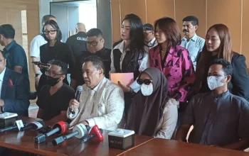 FOTO : Konferensi pers pengacara Hotman Paris bersama korban pencabulan oleh kiai di salah satu pondok pesantren di Pati yang dilaksanakan di Kelapa Gading, Jakarta Utara, Kamis (7/5/2026)(KOMPAS.com/Omarali Dharmakrisna Soedirman)