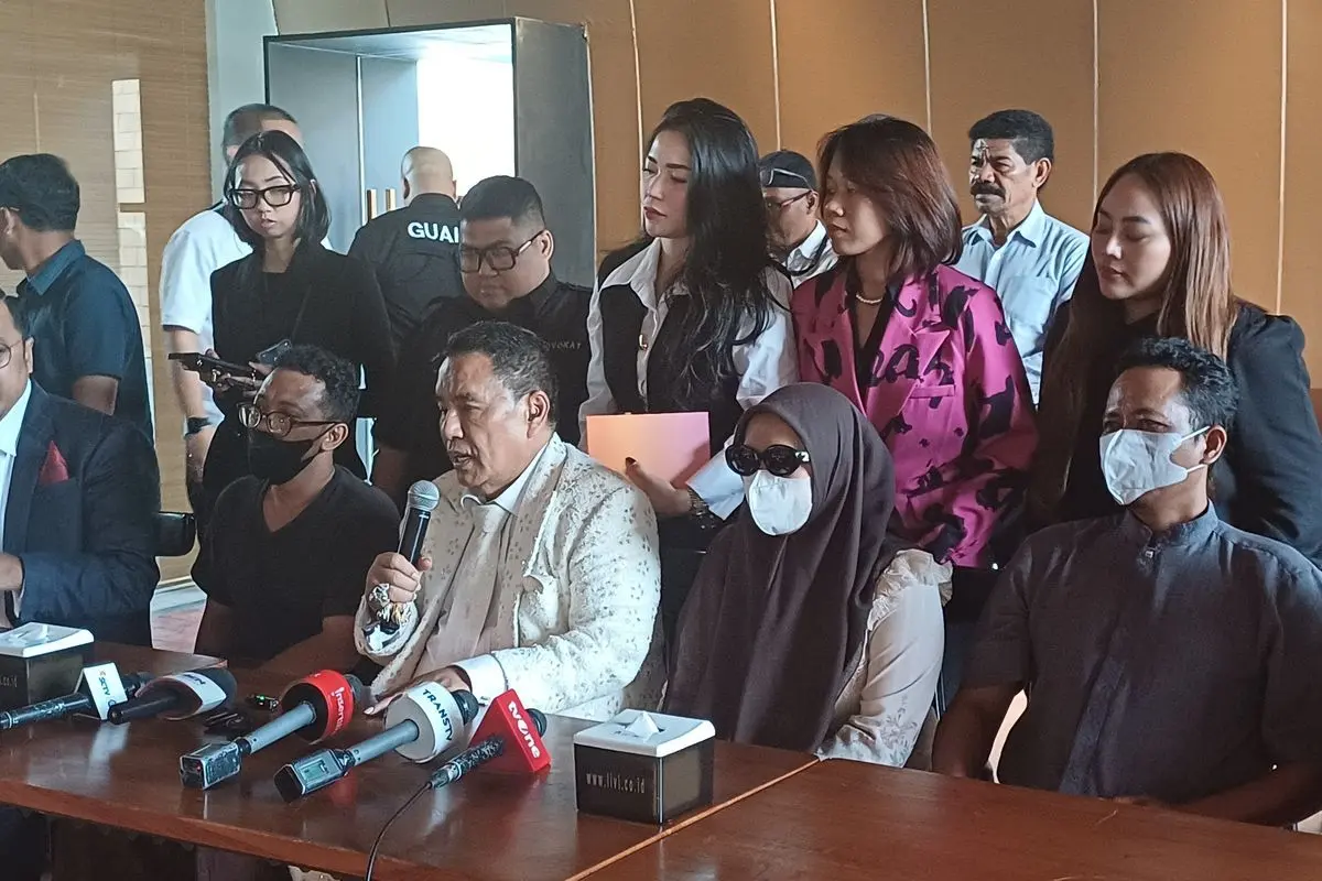 FOTO : Konferensi pers pengacara Hotman Paris bersama korban pencabulan oleh kiai di salah satu pondok pesantren di Pati yang dilaksanakan di Kelapa Gading, Jakarta Utara, Kamis (7/5/2026)(KOMPAS.com/Omarali Dharmakrisna Soedirman)