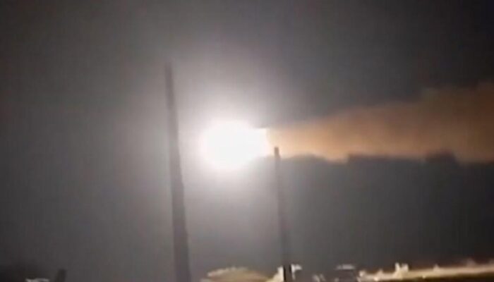 IRGC Rilis Video Rudal Serang Kapal Perang AS di Selat Hormuz, Ketegangan Iran-Amerika Memanas